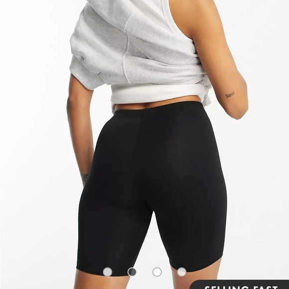 Hourglass basic legging shorts in black - Picture 2 of 4